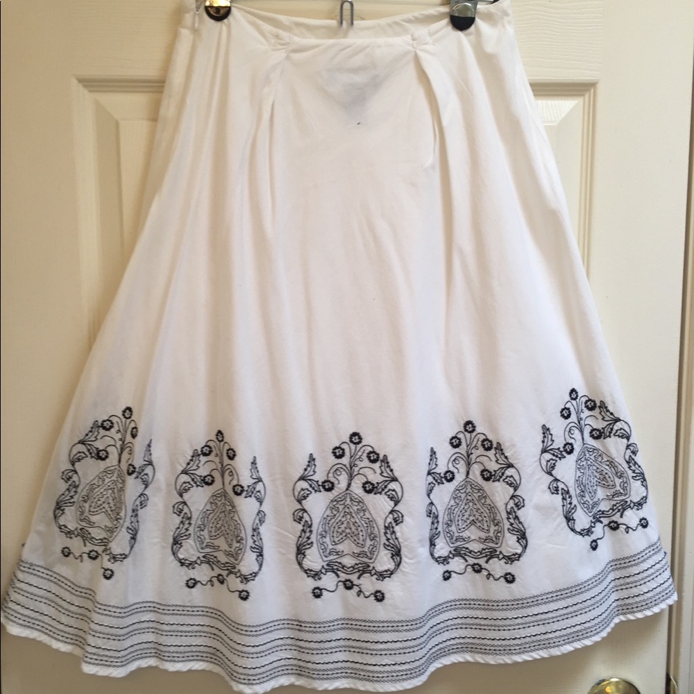 Embroidered skirt